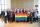 Vingt-huit membres du conseil d’ administration du Fonds Purge LGBT et du Comité consultatif du Monument national LGBTQ2+ posant ensemble et tenant un drapeau arc-en-ciel, lors de la première session de visualisation du Monument en 2019.